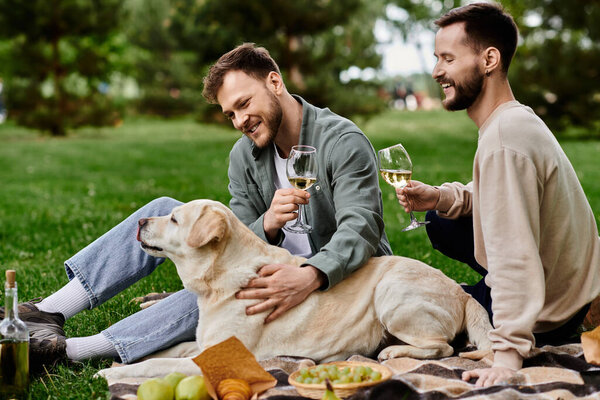 Гей-пара наслаждается пикником в парке со своим лабрадором-ретривером.