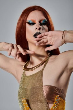 Çekici kıyafetli bir travesti fotoğraf için poz verir..