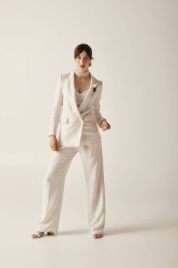 Güzel, genç bir gelin, beyaz bir gelinlik içinde modern bir zarafet yayıyor..