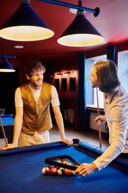 Arkadaşlar bilardo oynarlar, şık giyinirler..