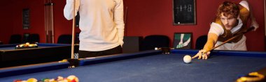 Arkadaşlar şık bir ortamda bilardo oynamaktan hoşlanırlar..