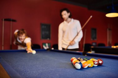 Arkadaşlar loş bir barda bilardo oynarlar..
