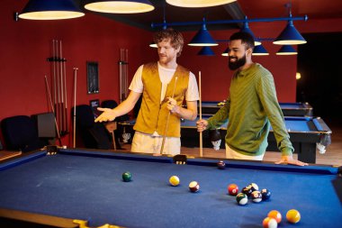 Arkadaşlar bilardo oynar, güler ve eğlenirler..