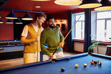Arkadaşlar loş bir odada bilardo oynarlar, gelişigüzel bir oyun oynarlar..
