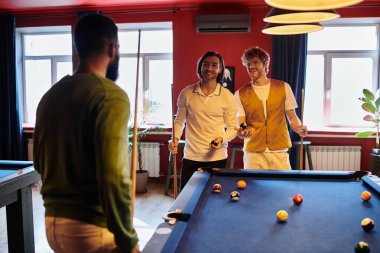 Arkadaşlar şık bir ortamda bilardo oynarlar..