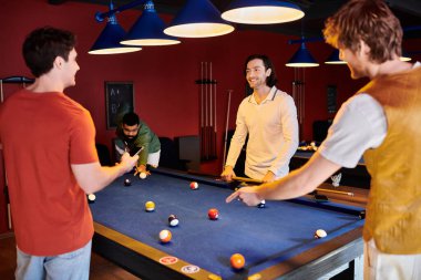 Arkadaşlar loş bir odada bilardo oynarlar. Eğlenceli ve rahat bir akşam geçirirler..