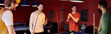Arkadaşlar şık bir ortamda rastgele bilardo oynarlar..