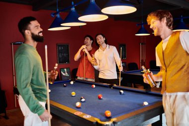 Arkadaşlar normal ortamlarda bilardo oynarlar, içkinin ve kahkahanın tadını çıkarırlar..