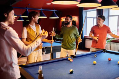 Arkadaşlar bilardo gecesinin keyfini çıkarıyorlar..