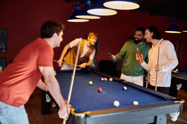 Arkadaşlar loş bir odada rastgele bilardo oynarlar..