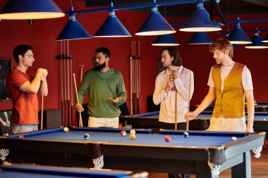 Dört erkek, loş bir bilardo kulübünde bilardo oynuyorlar..