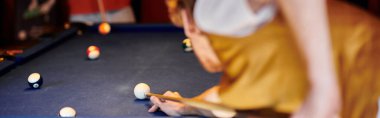 Arkadaşlar bilardo oynuyorlar..
