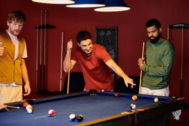 Arkadaşlar loş bir odada bilardo oynarlar..