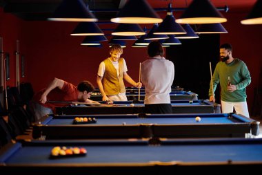 Arkadaşlar loş bir salonda bilardo oynarlar..