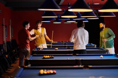 Arkadaşlar iyi aydınlatılmış, şık bir ortamda bilardo oynamaktan hoşlanırlar..