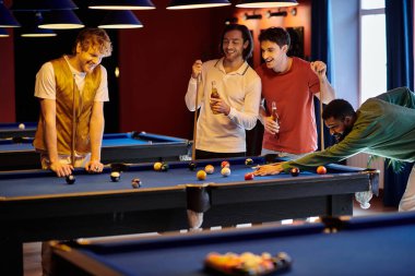 Arkadaşlar loş bir odada bilardo oynarlar..