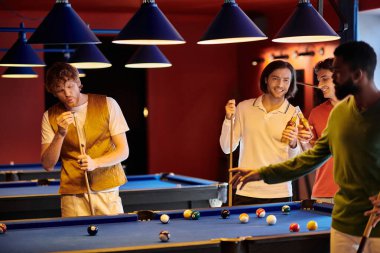 Bir grup arkadaş şık bir ortamda bilardo oynuyorlar..
