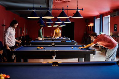 Bir grup arkadaş loş bir bilardo salonunda bilardo oynuyorlar..