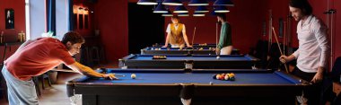 Arkadaşlar loş bir odada bilardo oynar, güler ve eğlenirler..