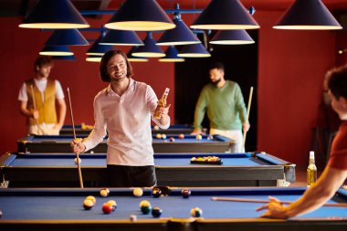 Bir grup arkadaş bilardo gecesinin keyfini çıkarıyor, gülüyor ve eğleniyorlar..