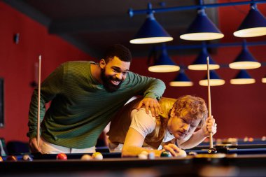 Arkadaşlar şık bir ortamda bilardo oynamaktan hoşlanırlar..