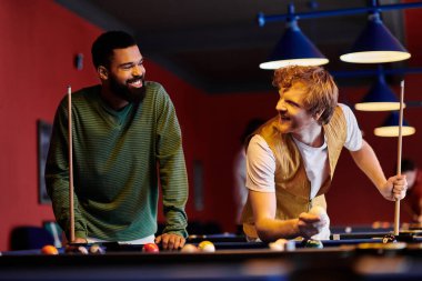 Arkadaşlar loş bir barda bilardo oynarlar..
