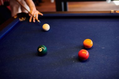 Bir grup arkadaş rahat bir ortamda bilardo oynuyorlar..