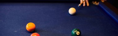 Arkadaşlar mavi masada bilardo oynuyorlar..
