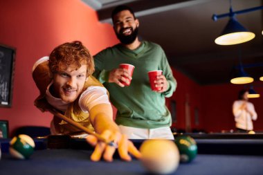 Arkadaşlar loş bir ortamda bilardo oynamaktan hoşlanırlar..