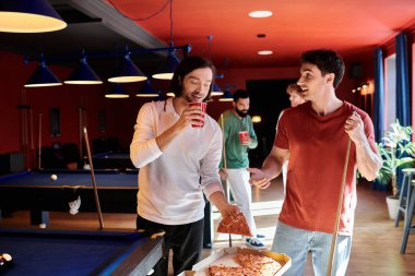 Arkadaşlar, şık dekore edilmiş bir mekanda, pizza ve içecekleri paylaşarak, gündelik bilardo oyunlarının tadını çıkarırlar..