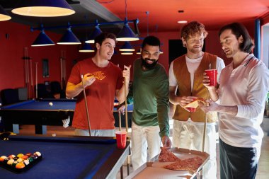 Bir grup arkadaş pizza ve içkinin tadını çıkarmak için bilardo maçına ara veriyor..