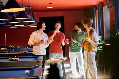Arkadaşlar bir bilardo salonunda takılır, içki ve atıştırmalıkların keyfini çıkarırlar..