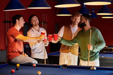 Arkadaşlar loş bir odada bilardo oynarlar, içkilerini ve kahkahalarını paylaşırlar..