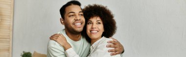 Afro-Amerikalı bir çift evde otururken işaret dili kullanıyor..