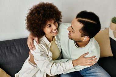 Bir çift evdeki kanepede işaret diliyle iletişim kuruyor..