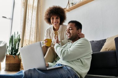 Afro-Amerikalı bir çift evde dinlenirken iletişim kurmak için işaret dili kullanıyor..
