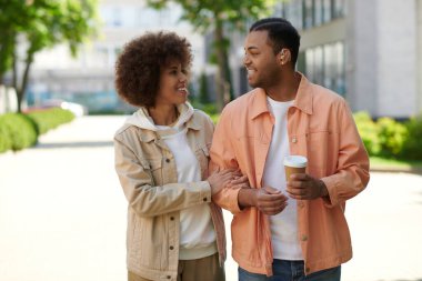 Şehirde birkaç gezinti, işaret dili kullanarak hareketli bir sohbete girişmek..