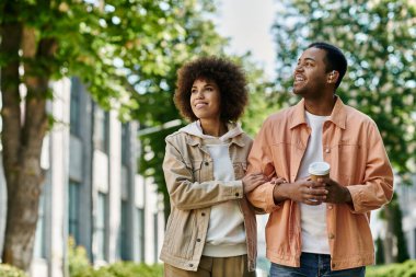 Parkta yan yana yürüyen bir çift..