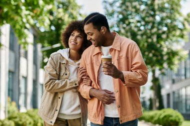 Çekici bir Afrikalı Amerikalı çift birlikte yürür..