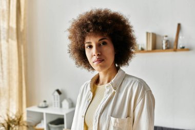 Afrikalı Amerikalı bir kadın kameraya bakıyor..