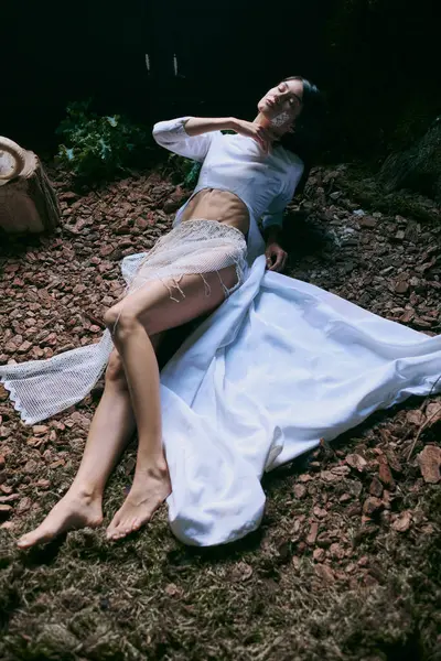 Bir kadın yemyeşil bir ormanda yatıyor..