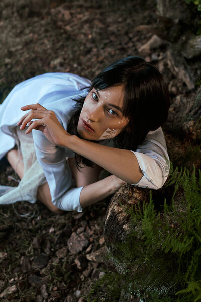 Женщина в белоснежных позах посреди болота..