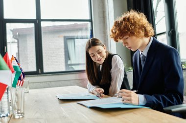 Gençler, uluslararası diplomasi simülasyonu yaparak BM Model etkinliğine katıldılar.