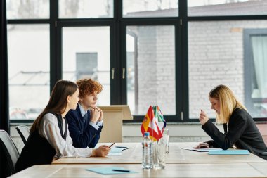 Gençler BM Model konferansına katılarak diplomatik tartışmalara ve müzakerelere katıldılar.