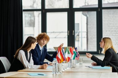 Gençler BM Model konferansına katılarak, uluslararası ilişkileri tutkuyla tartıştılar.