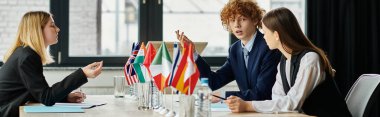 Gençler Birleşmiş Milletler Model konferansına katılarak diplomatik tartışmalara girdiler..