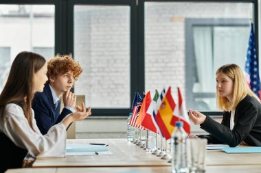 Delegeler küresel meseleleri görüşmek ve diplomasiyi ilerletmek için BM Model konferansına katıldılar.