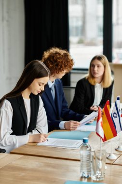 Gençler BM Model konferansına katılarak diplomatik tartışmalara ve müzakerelere katıldılar.
