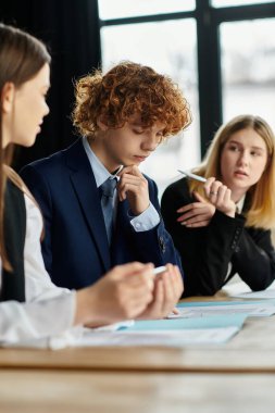 BM Model konferansında gençler küresel sorunları tartıştılar, çözümler buldular.