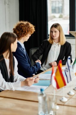 Gençler Birleşmiş Milletler Model konferansına katılarak diplomasi ve münazaraya giriştiler.